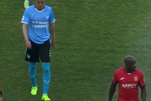 球迷穿9号国米球衣并遮挡卢卡库名字，小图拉姆：我会送他新球衣